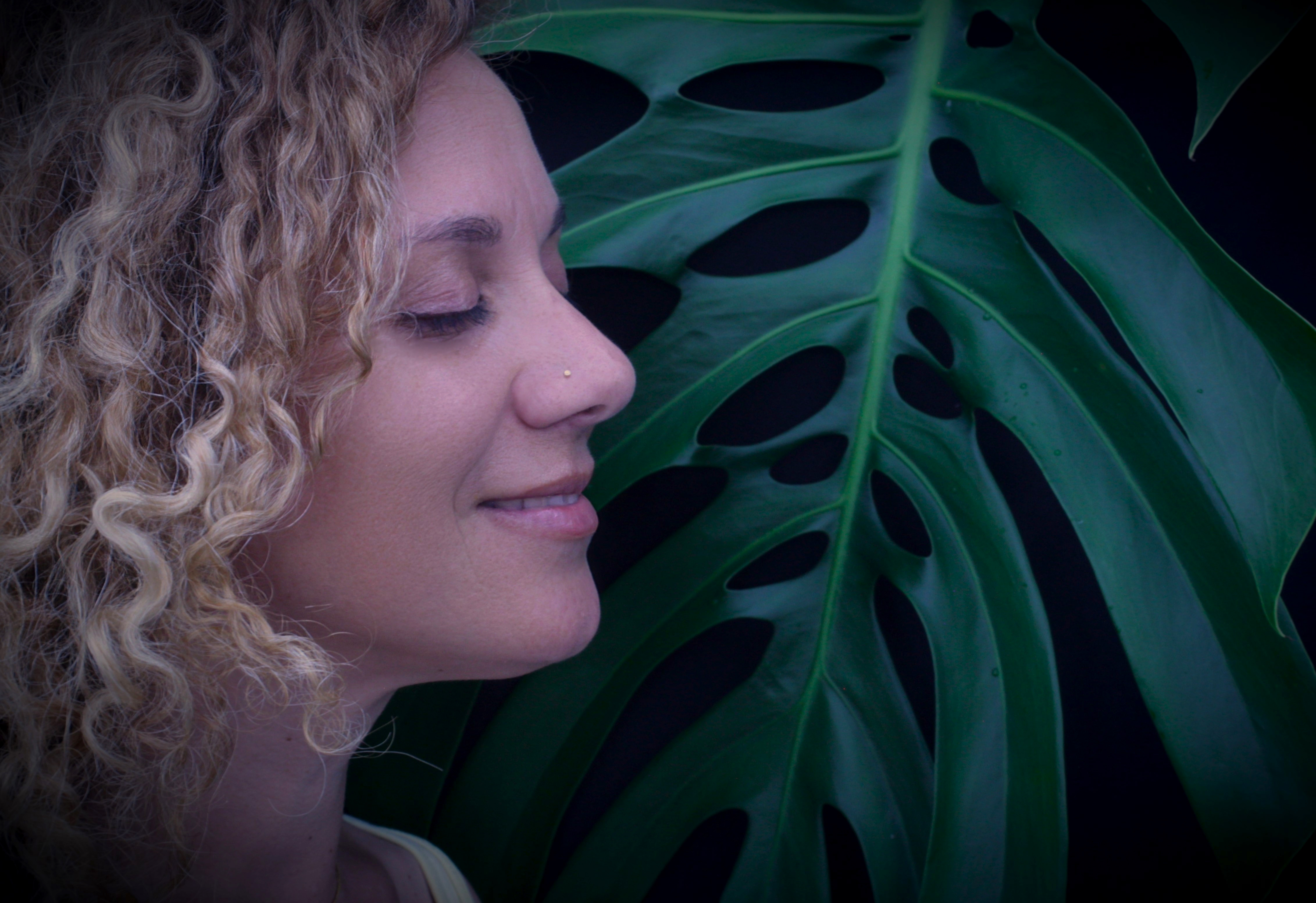 Tiffanie avec feuille de monstera